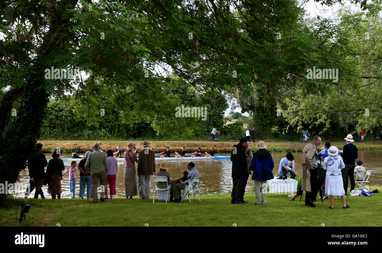 Gli spettatori osservano i dossi della Cambridge University May sulla River Cam di Fen Ditton, Cambridgeshire. Foto Stock