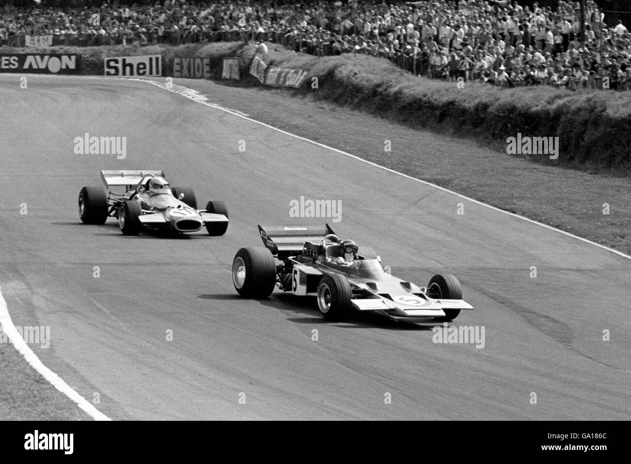 L'austriaco Jochen Rindt (Lotus-Ford) guida l'australiano Jack Brabham (Brabham-Ford) fuori da Druids Bend durante l'odierno Gran Premio britannico del RAC a Brands Hatch. Rindt ha vinto la gara. Foto Stock
