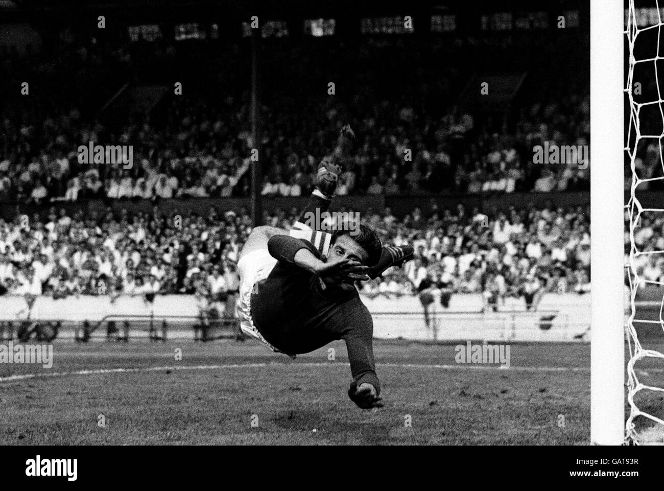 Il portiere di Chelsea, Reg Matthews in azione Foto Stock