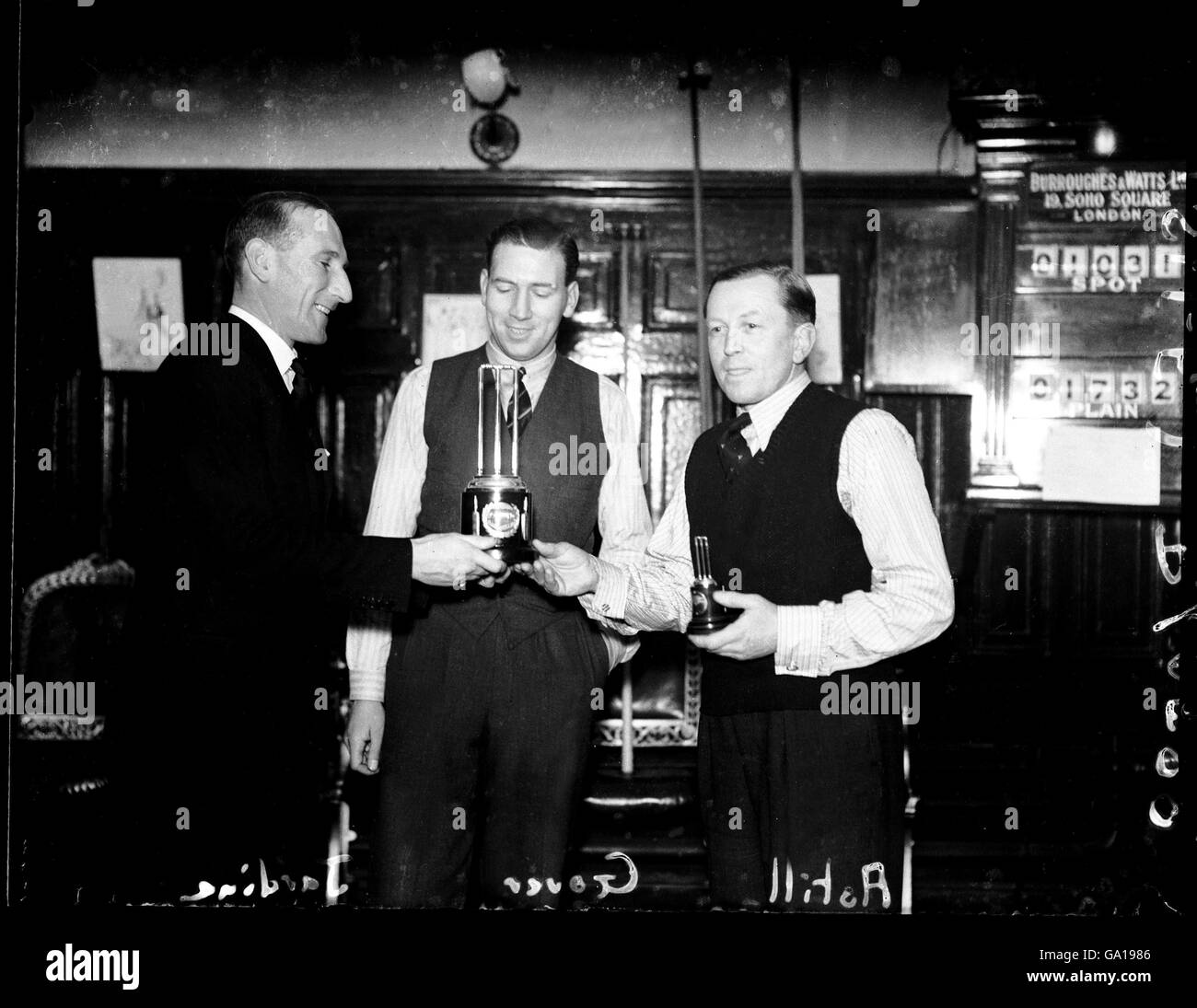Cricket. Alf Gover (c) riceve un trofeo da Douglas Jardine (l) e Ewart Astill (r), egli stesso un destinatario di una versione più piccola Foto Stock