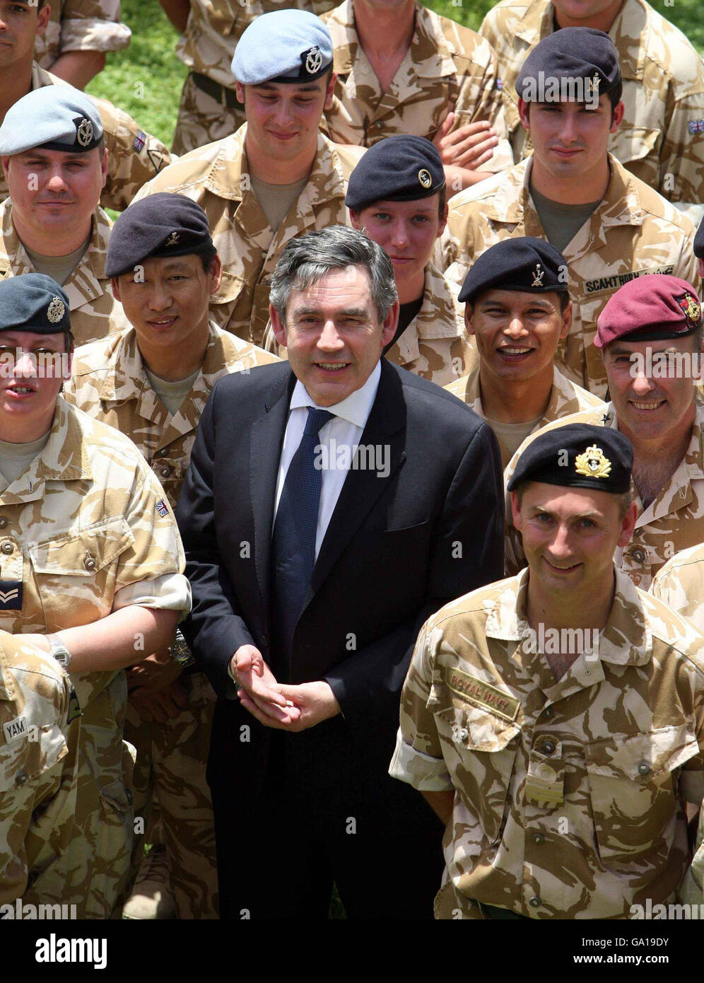 Il Cancelliere Gordon Brown incontra le truppe britanniche a Bahgdad, in Iraq, durante una visita nella regione. Foto Stock