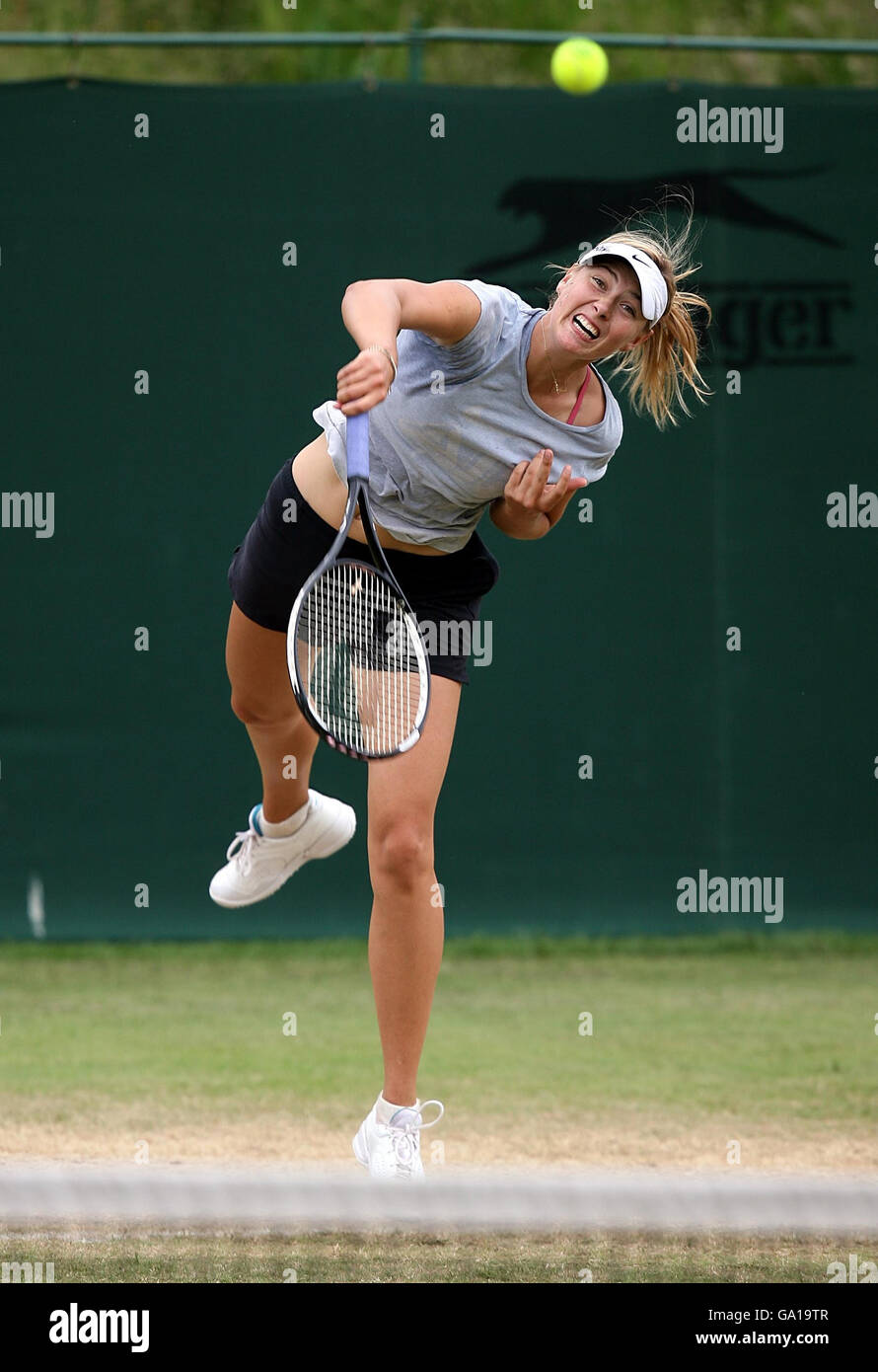 Maria Sharapova della Russia durante una sessione di pratica presso il DFS Classic di Edgbaston Priory Club, Birmingham. Foto Stock