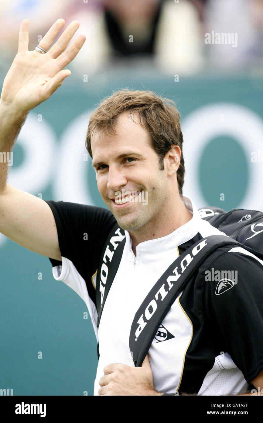 Greg Rusedski, grande britannico, si fa un'onda alla folla dopo il suo incontro con la Liverpool International al Calderstones Park, Liverpool. Foto Stock