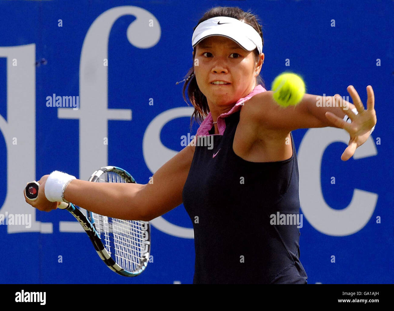 Il Na li della Cina in azione contro lo Yaroslava Shvedova della Russia durante il DFS Classic all'Edgbaston Priory Club, Birmingham. Foto Stock