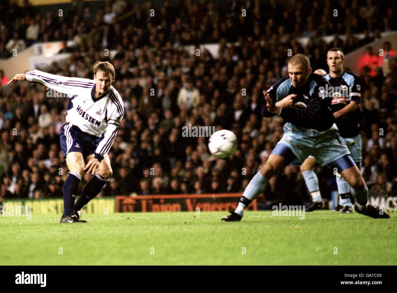 Tottenham Hotspur's Teddy Sheringham (l) ottiene in un colpo malgrado Le attenzioni di Danny Higginbotham (r) della contea di Derby Foto Stock