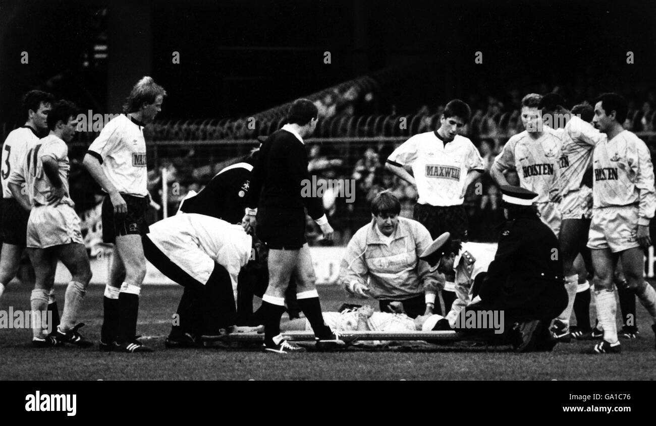 Calcio - Barclays League prima Divisione - Derby County v Tottenham Hotspur - Baseball Ground. Gary Mabbott di Spurs è messo su una barella 20/12/1987 Foto Stock