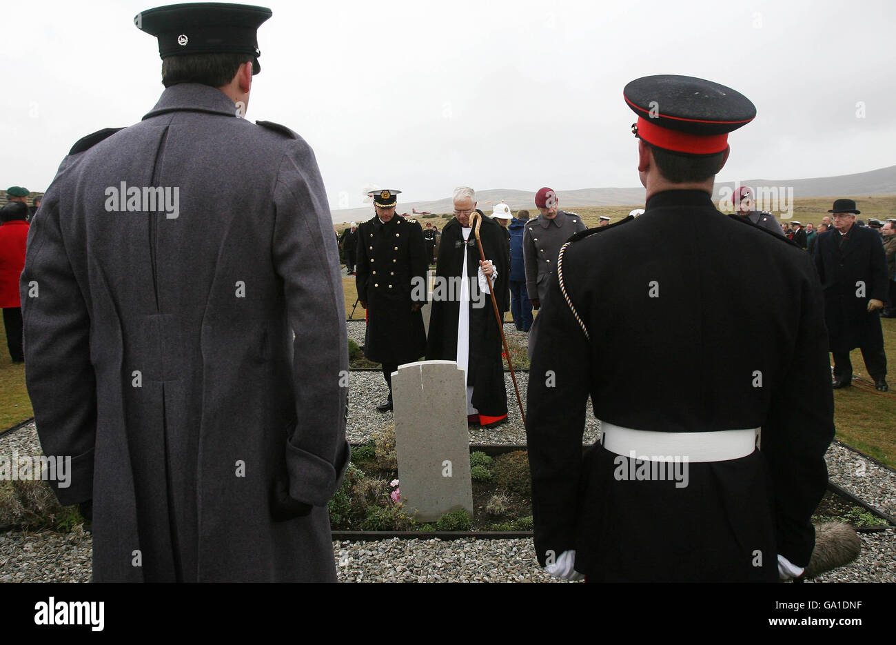 Il conte di Wessex guarda una tomba durante la commemorazione della guerra delle Falklands al cimitero di San Carlos, Isole Falkland. Foto Stock