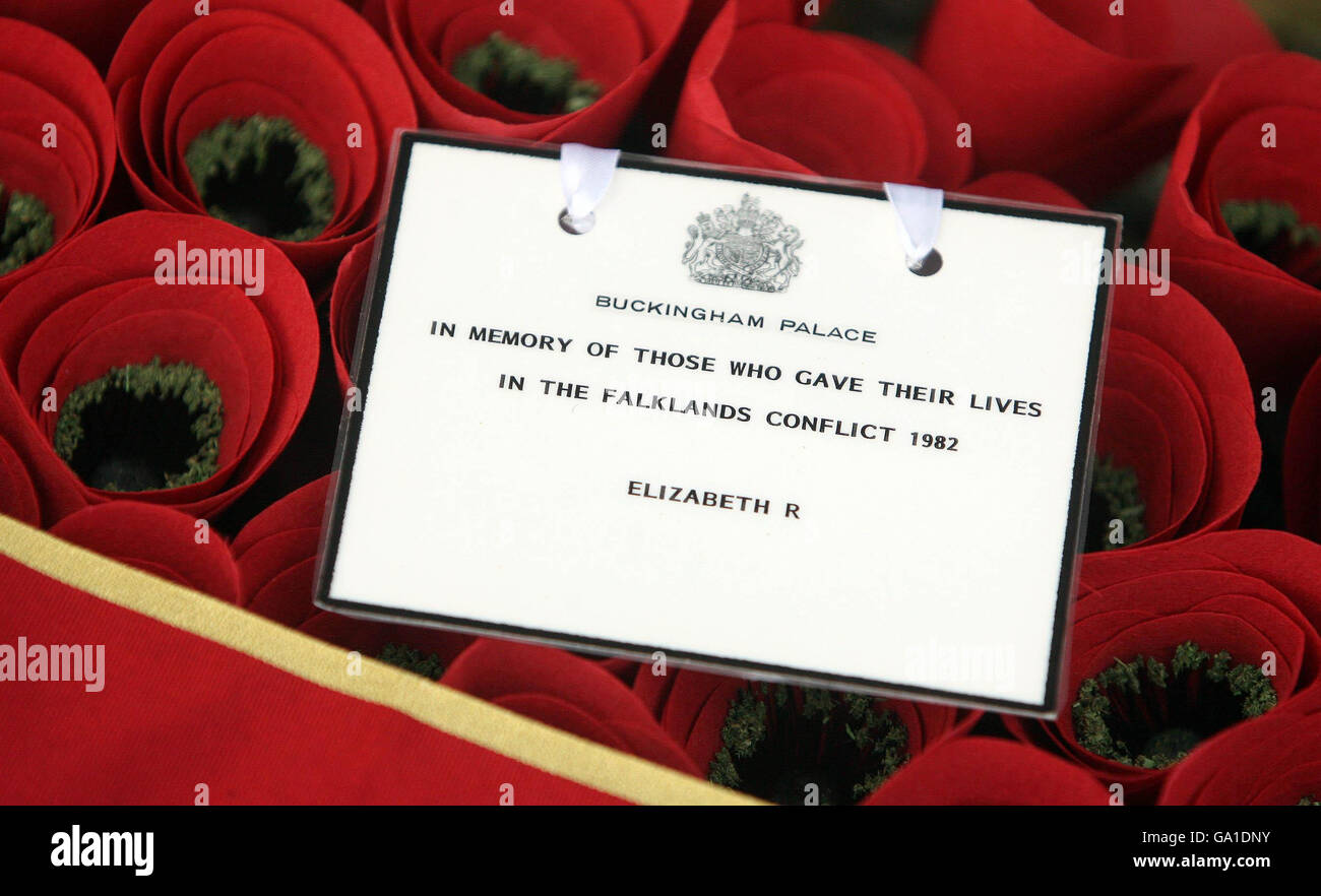 Un messaggio della Regina Elisabetta II della Gran Bretagna sulla corona lasciata dal conte di Wessex alla commemorazione della guerra delle Falklands al cimitero di San Carlos, Isole Falkland. Foto Stock