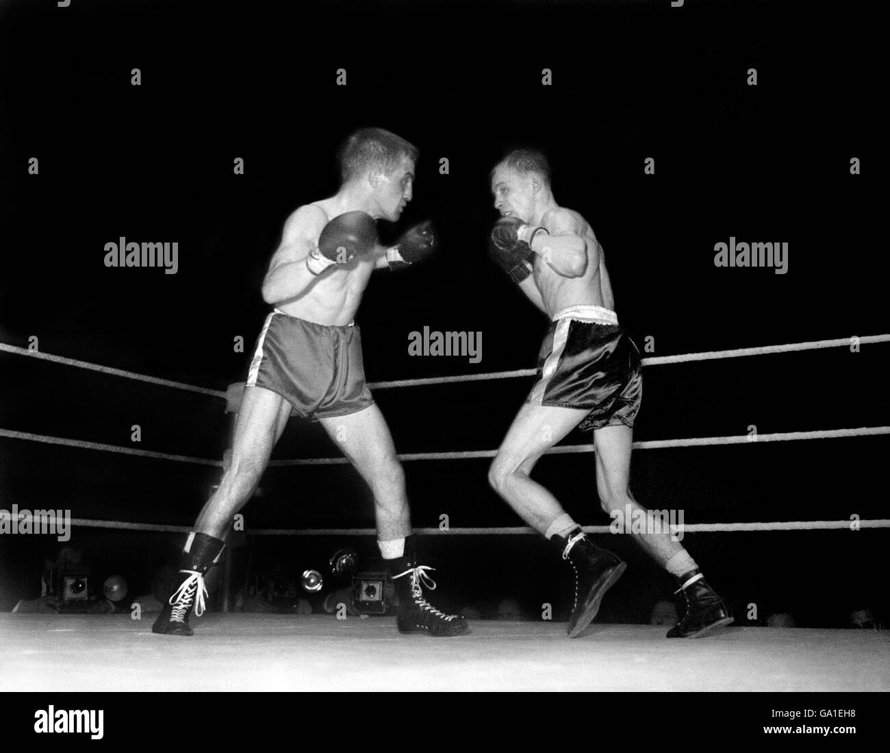 John Caldwell di Belfast (a sinistra) in azione contro Risto Luukonen di Finlandia, durante la lotta Bantamweight all'Empire Pool, Wembley, Londra. Foto Stock