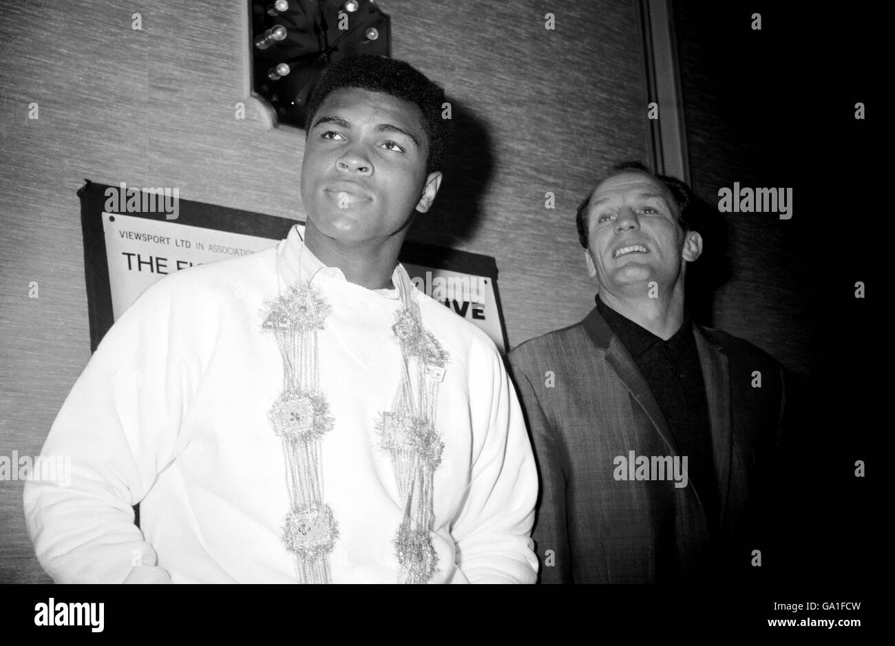 (L-R) campione del mondo dei pesi massimi Muhammad Ali e sfidante Henry Cooper nel Piccadilly Hotel, Londra, per pubblicizzare la loro lotta Foto Stock
