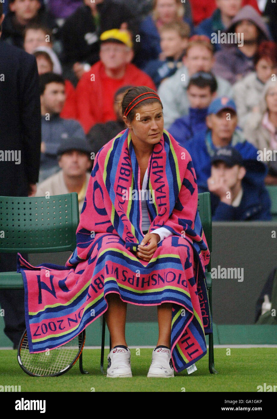 Il Jorgelina Cravero argentino appare abbattuto quando la pioggia ricomincia, ritardando la sua partita contro Justine Henin belga sul campo uno durante l'All England Lawn Tennis Championship a Wimbledon. Foto Stock