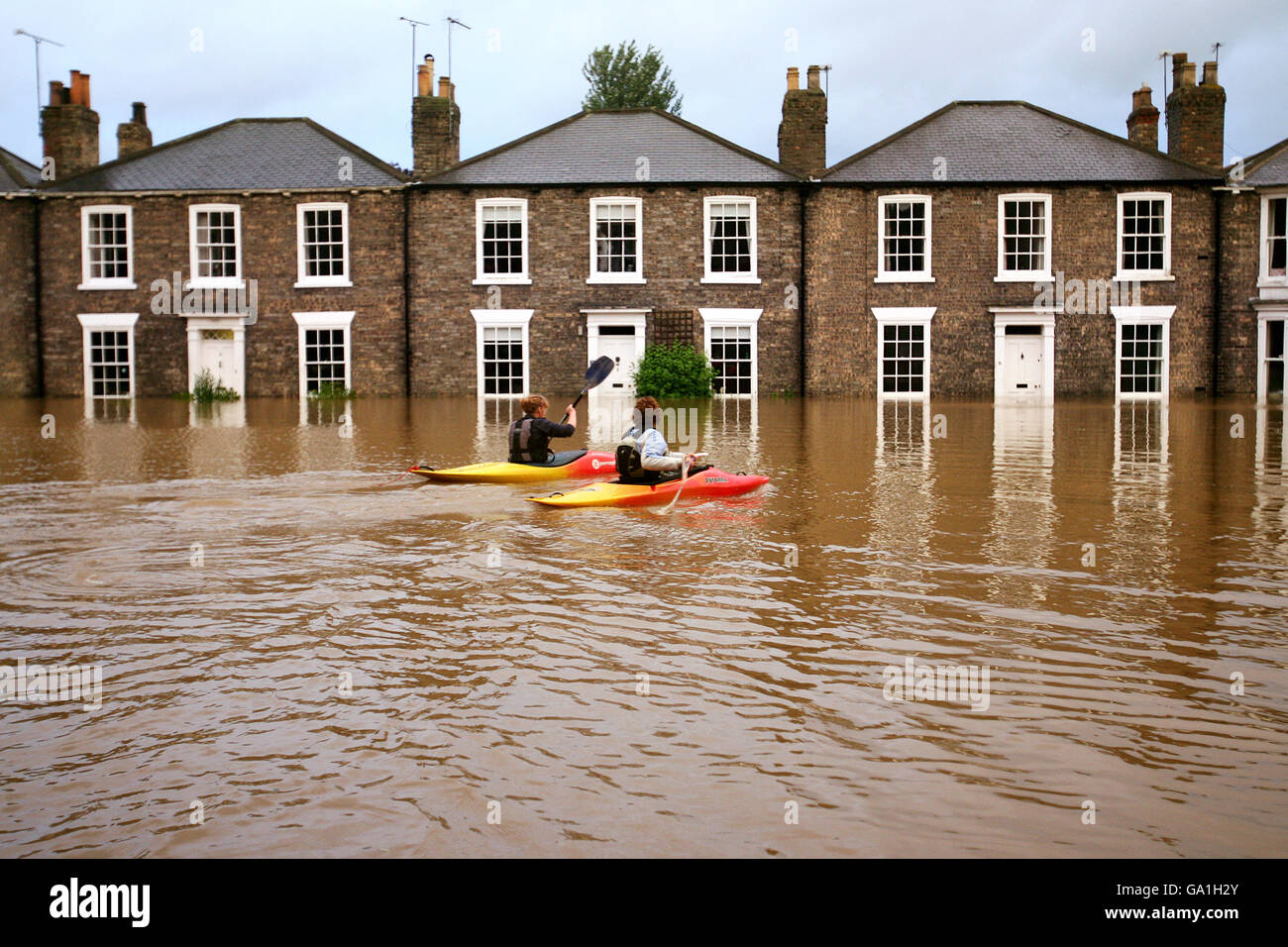 Le inondazioni colpiscono la Gran Bretagna. I canoisti approfittano oggi delle inondazioni a Beverley, East Yorkshire. Foto Stock