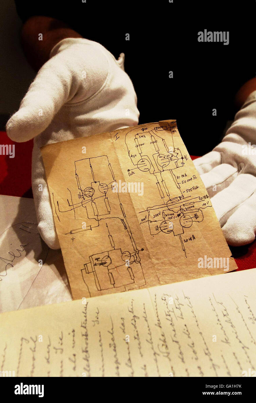 Lettere storiche per andare sotto il martello. Un piccolo disegno di Albert Einstein che sarà messo all'asta da Christie's, Londra il 3 luglio. Foto Stock