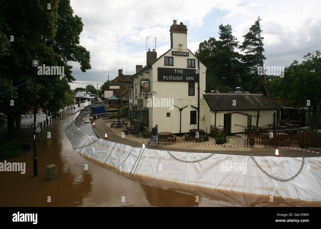 Le barriere contro le alluvioni proteggono il Plough Inn dalle acque alluvionali del fiume Severn a Upton, sul Severn nel Worcestershire. Foto Stock