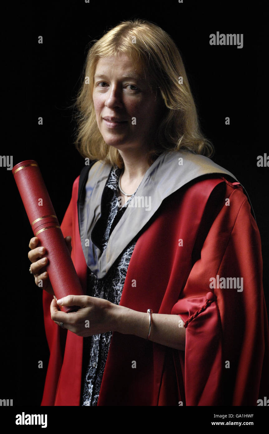 Direttore del Festival del Libro di Edimburgo, Catherine Lockerbie, con la sua laurea honoris alla McEwan Hall dell'Università di Edimburgo. Foto Stock