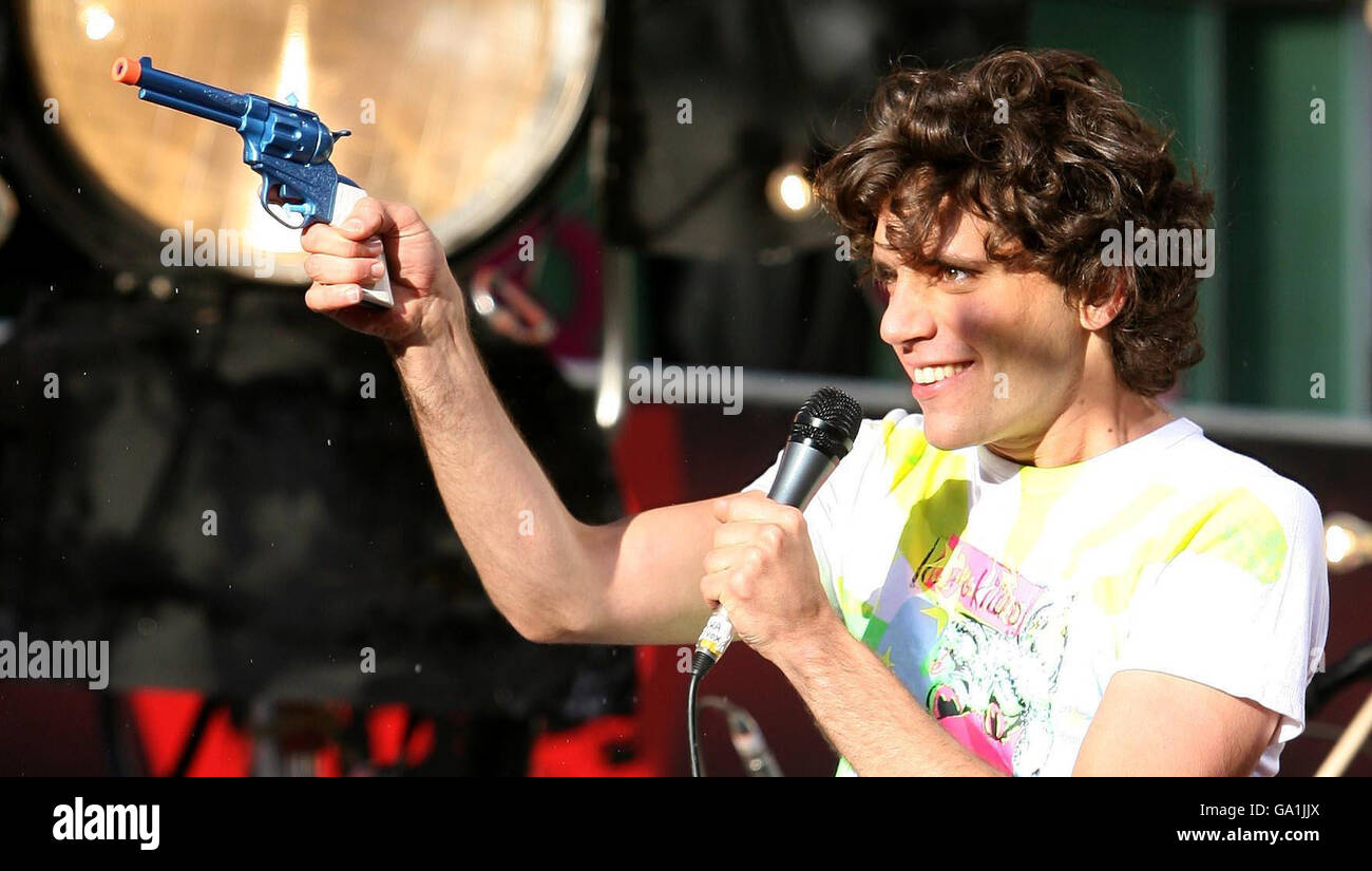 Mika suona il concerto Vodafone TBA - Manchester. Mika si esibisce sul palco presso la Great Northern Square, Manchester, nell'ambito dei concerti Vodafone TBA. Foto Stock