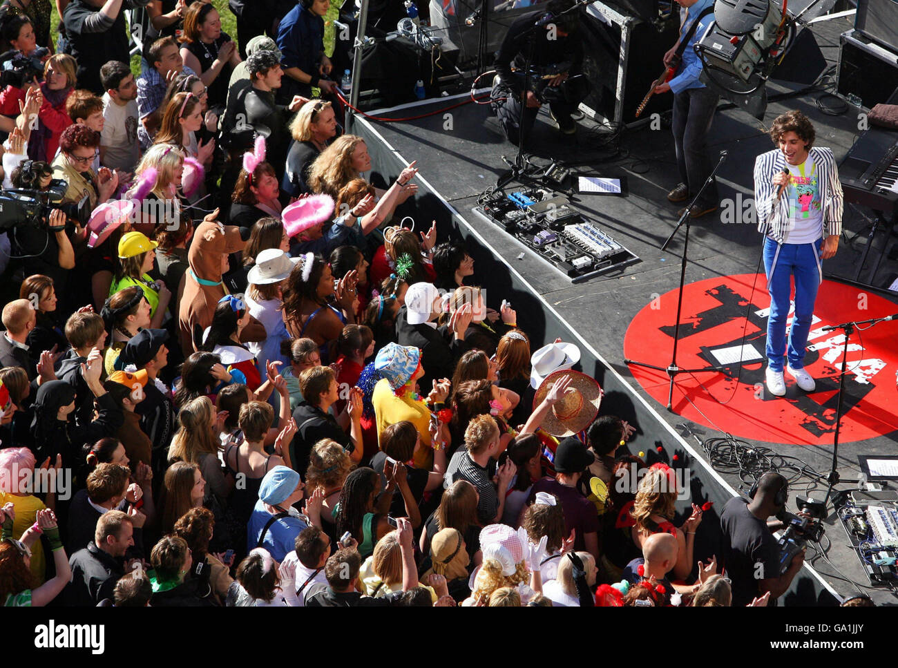 Mika suona il concerto Vodafone TBA - Manchester. Mika si esibisce sul palco presso la Great Northern Square, Manchester, nell'ambito dei concerti Vodafone TBA. Foto Stock