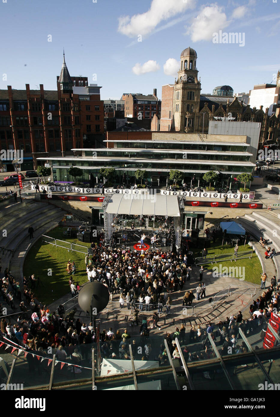 Mika suona il concerto Vodafone TBA - Manchester. Mika si esibisce sul palco presso la Great Northern Square, Manchester, nell'ambito dei concerti Vodafone TBA. Foto Stock