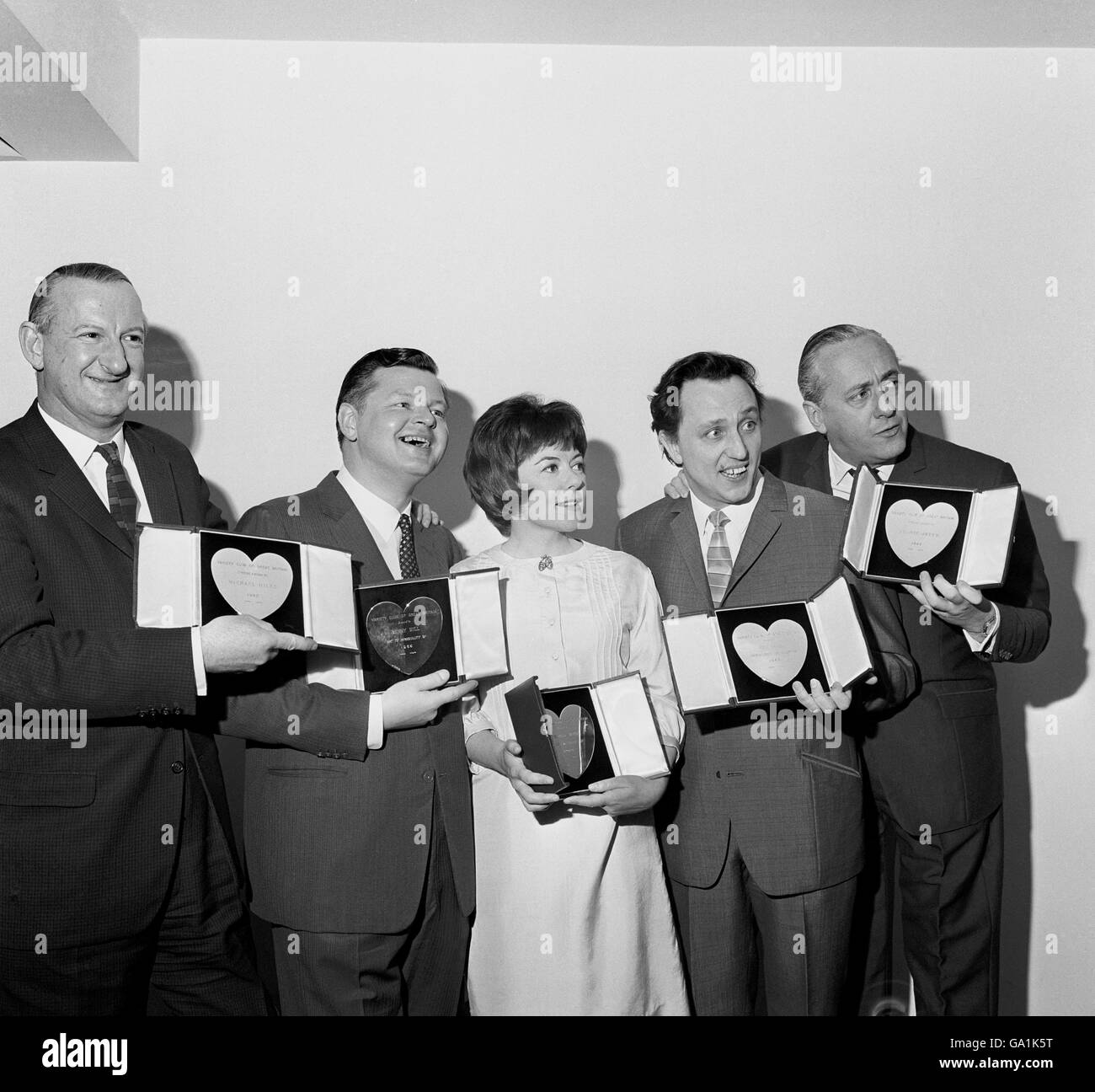 Showbiz personalità con i loro premi Variety Club al pranzo del Club al Savoy Hotel, Londra oggi (Martedì) da sinistra a destra: MICHAEL MILES, BENNY HILL, DOROTHY TUTIN, KEN DODD E HUGHIE GREEN. Michael e Hughie hanno ricevuto un premio speciale congiunto per i rispettivi quiz televisivi. Dorothy come attrice di fase dell'anno. Benny come BBC TV Personality e Ken come Show Business Personality of the Year. Foto Stock