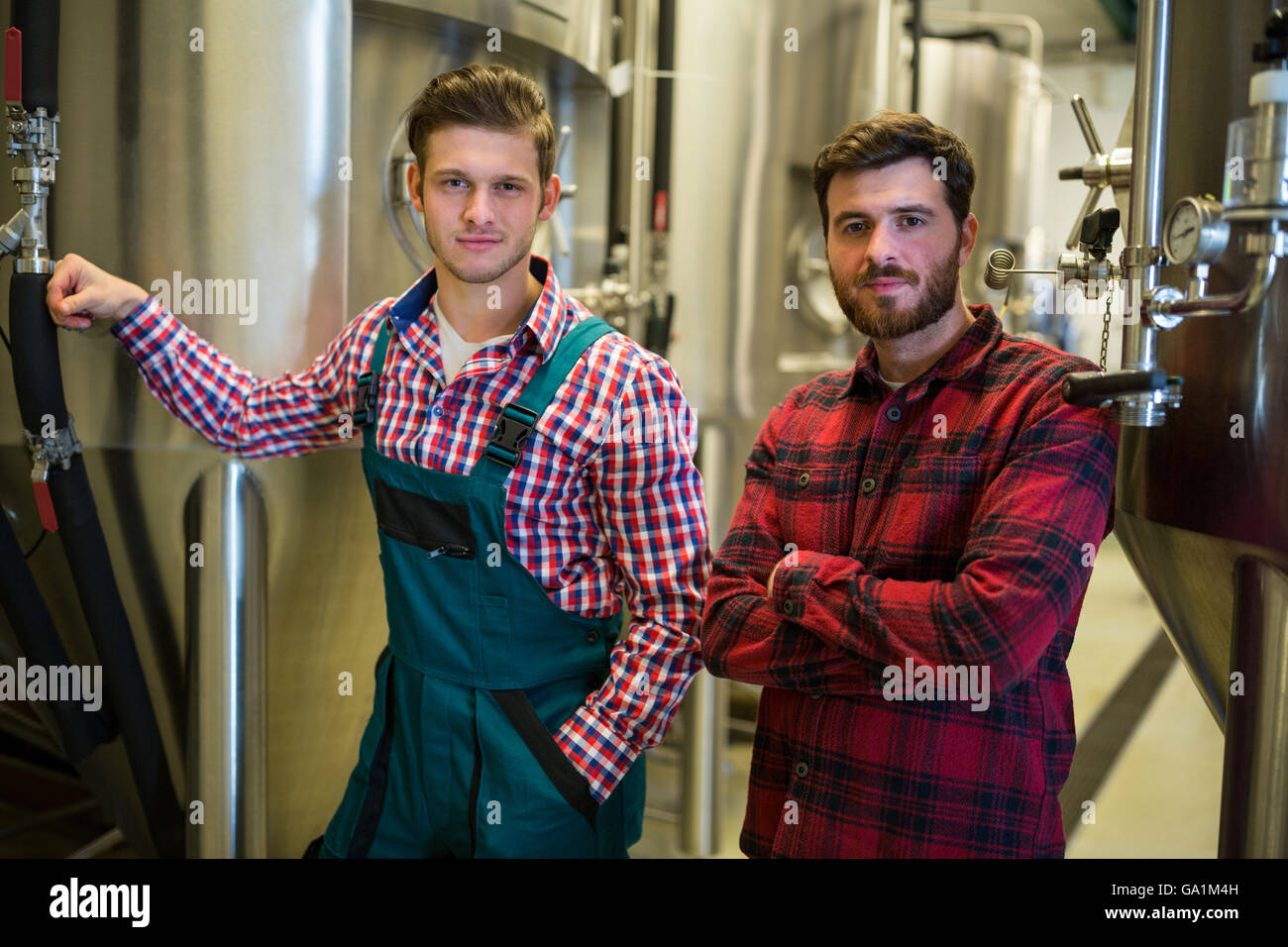Produttori di birra con le braccia incrociate alla birreria Foto Stock