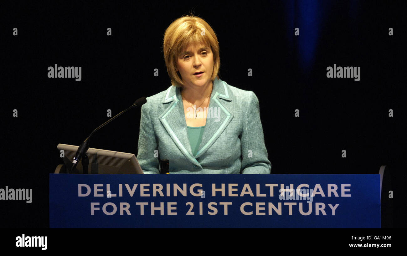 La segretaria scozzese della salute Nicola Sturgeon dà il suo primo discorso ai dipendenti dell'NHS durante la conferenza NHS Scotland al SECC di Glasgow. Foto Stock