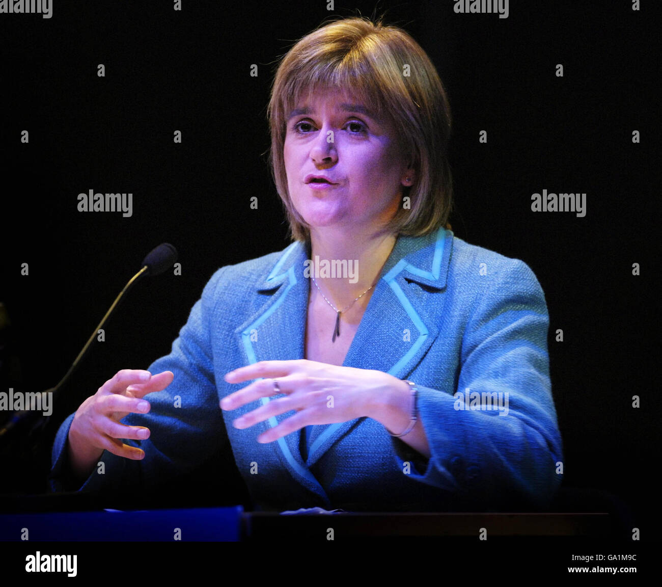 La segretaria scozzese della salute Nicola Sturgeon dà il suo primo discorso ai dipendenti dell'NHS durante la conferenza NHS Scotland al SECC di Glasgow. Foto Stock