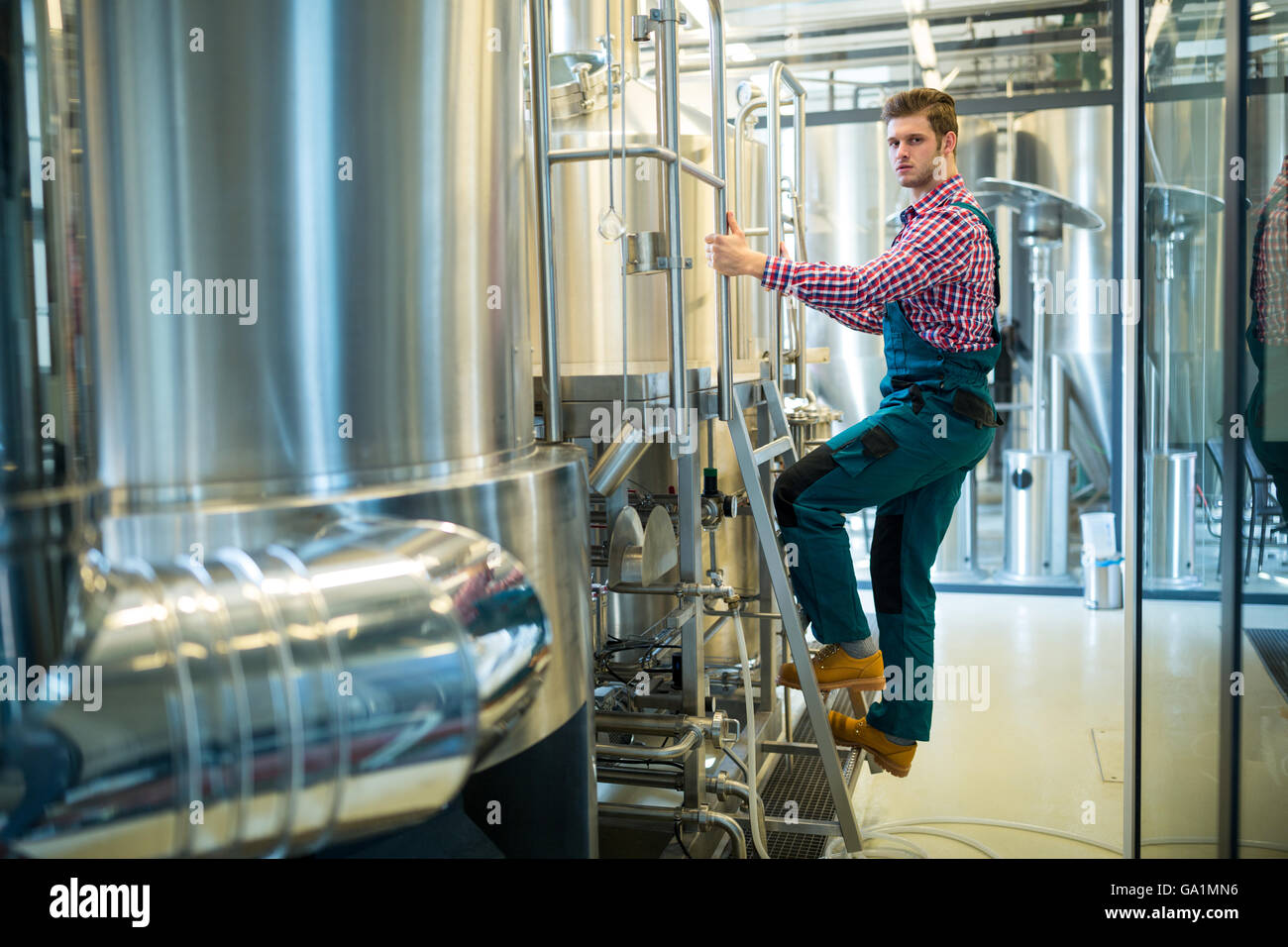 Ritratto di lavoratore di manutenzione presso la fabbrica di birra Foto Stock