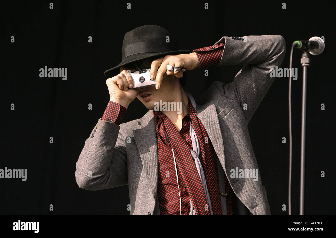 Pete Doherty scatta una foto della folla durante la performance dei Babyshambles sull'altra tappa al Glastonbury Festival 2007 presso la Worthy Farm di Pilton, Somerset. Foto Stock