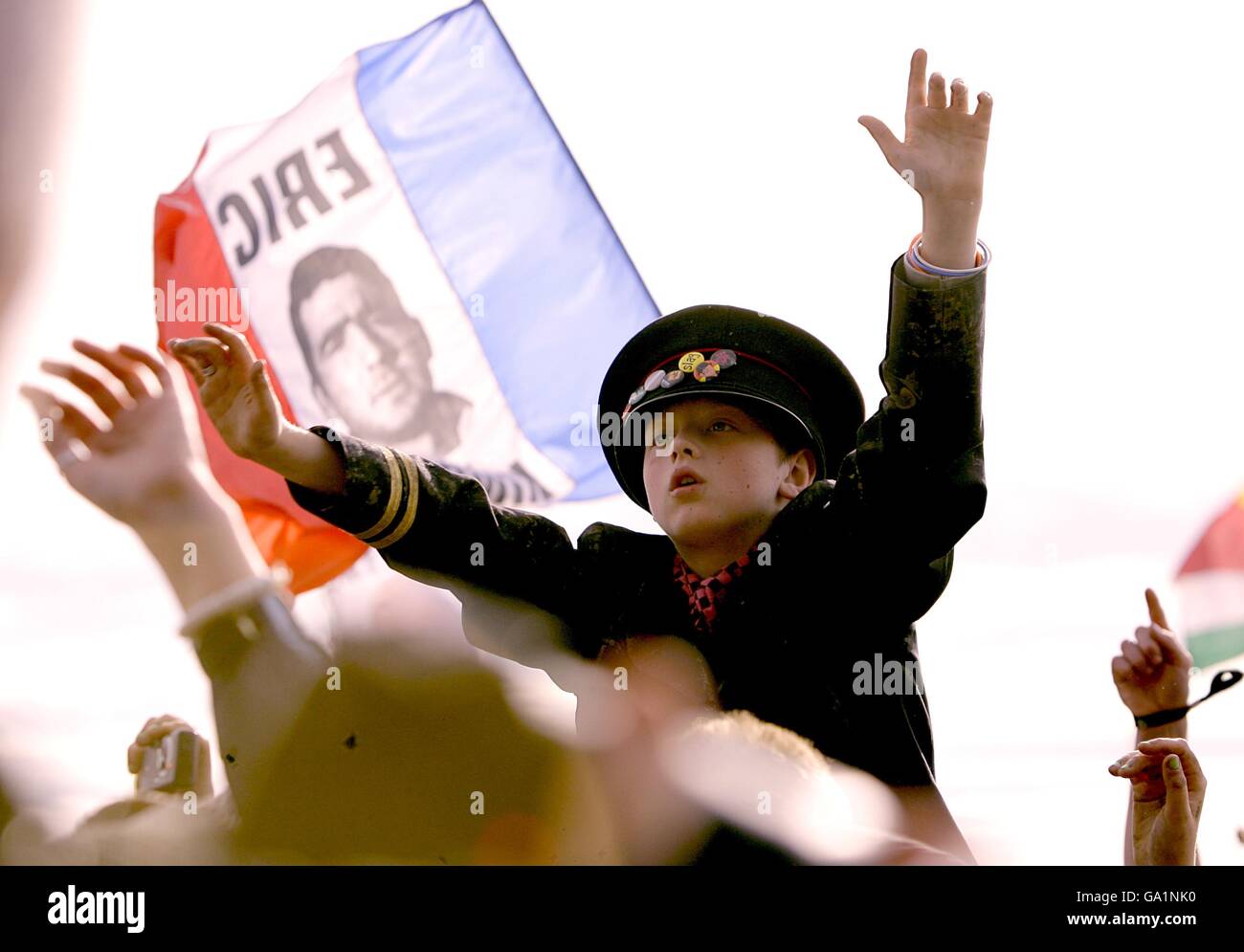 Un giovane fan vestito da Pete Doherty orologi Babyshambles si esibisce sull'altro palco al Glastonbury Festival 2007 presso la Worthy Farm di Pilton, Somerset. Foto Stock