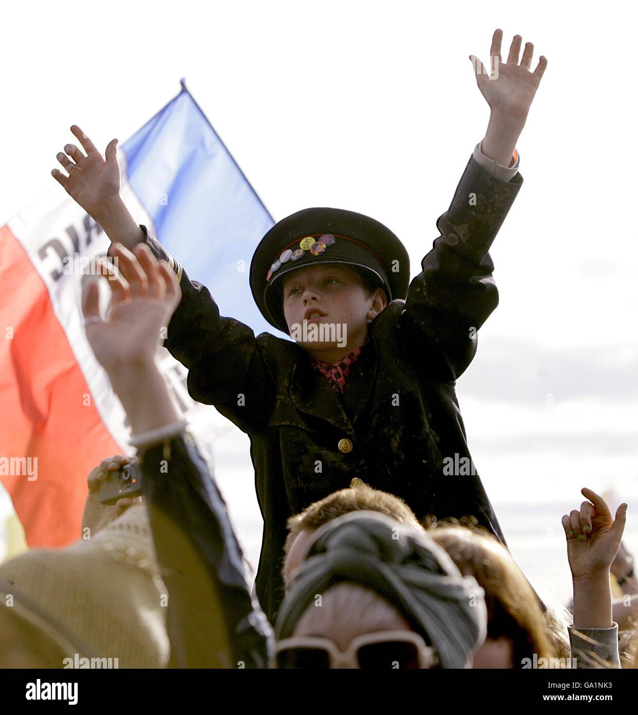 Un giovane fan vestito da Pete Doherty orologi Babyshambles si esibisce sull'altro palco al Glastonbury Festival 2007 presso la Worthy Farm di Pilton, Somerset. Foto Stock