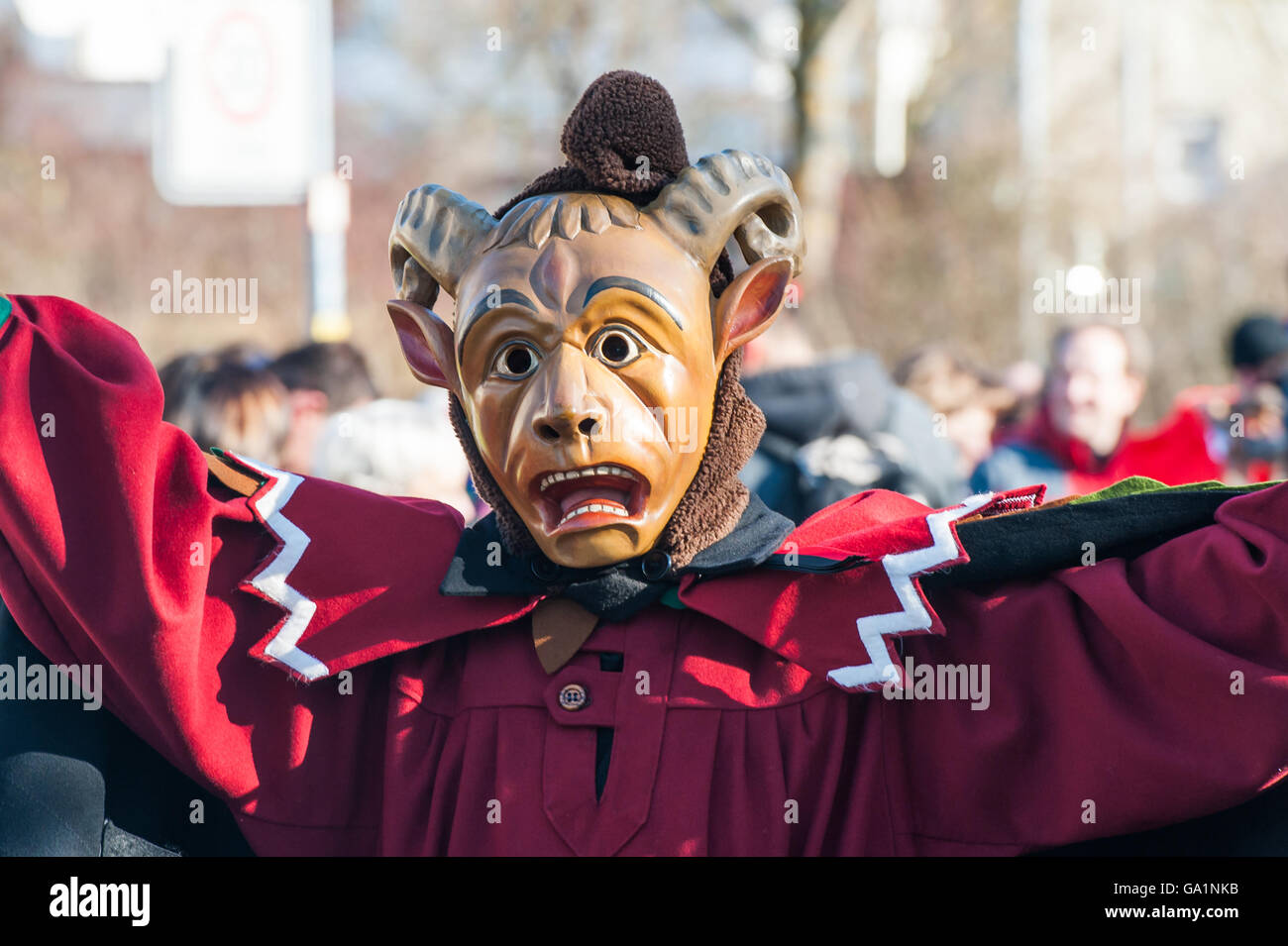 Herrenberg, Germania - 21 Febbraio 2012: Locale sfilata di carnevale con le tradizionali maschere in legno Foto Stock