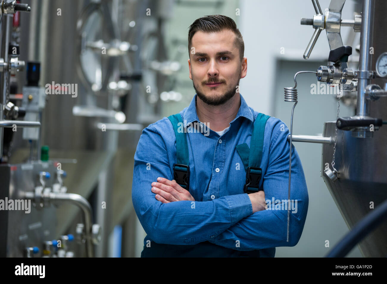 Ritratto di lavoratore di manutenzione presso la fabbrica di birra Foto Stock