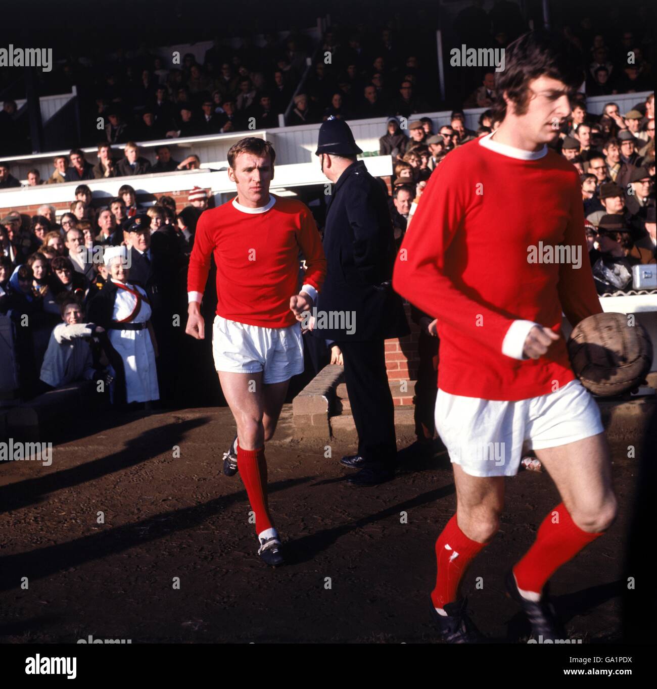 Calcio - fa Cup - Fifth Round - Northampton Town / Manchester United. Willie Morgan (r) e Pat Crerand (l) del Manchester United corrono prima della partita Foto Stock