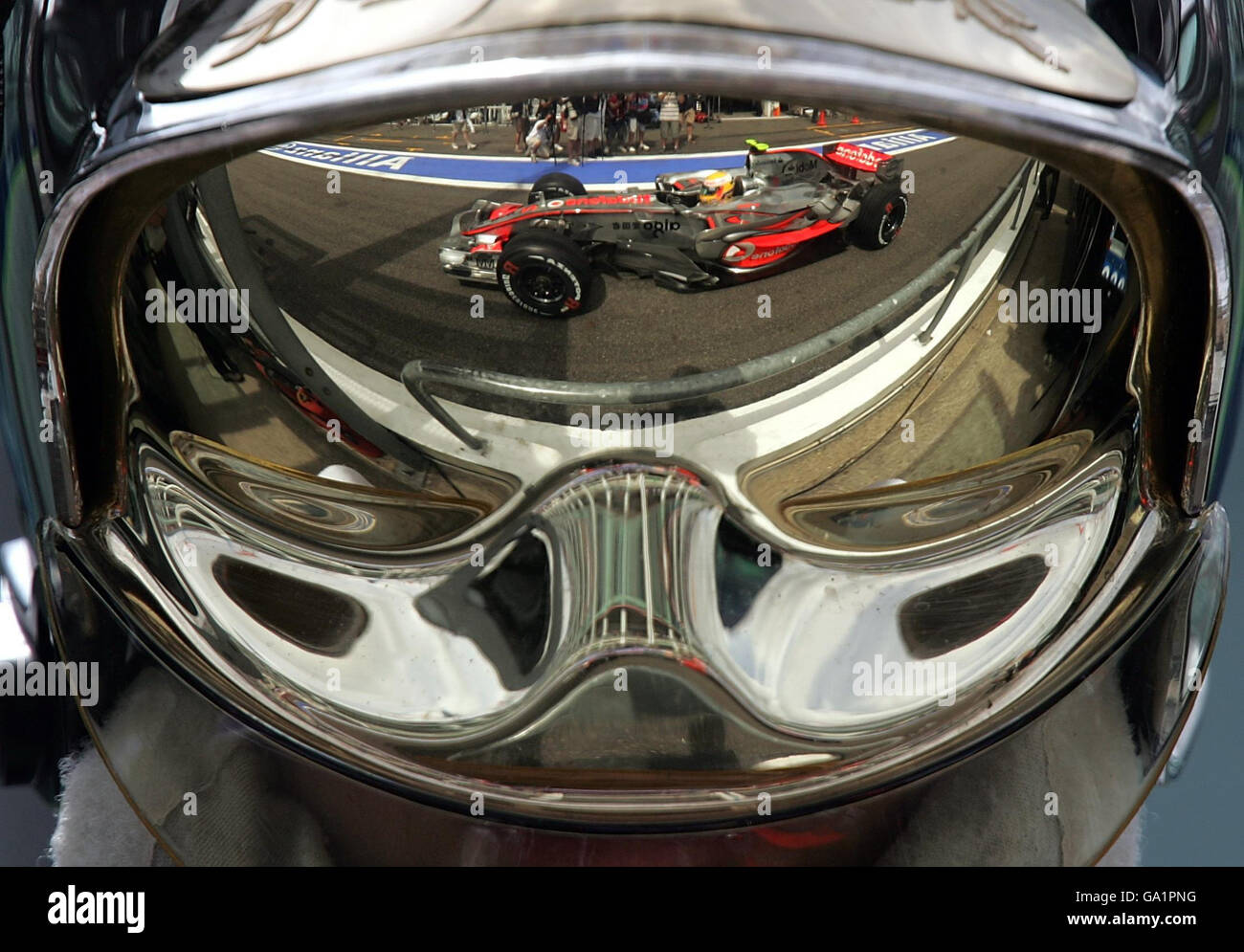 Visto nel riflesso di un incendio della visiera di marshall, Lewis Hamilton nella Vodafone McLaren Mercedes MP4/22 durante le qualifiche a Magny Cours, Nevers, Francia. Foto Stock