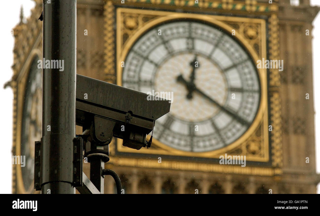 Una telecamera CCTV tiene un orologio su Parliament Square, Londra, dopo le due bombe auto fallite ieri. Foto Stock