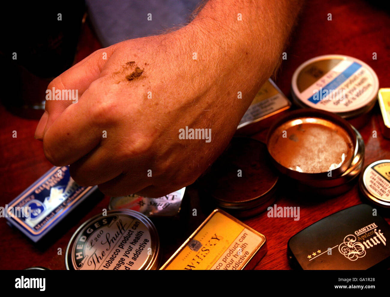 Gerry McLaughlin, il padrone di casa presso le armi dei minatori di Bristol, sta fornendo ai clienti 16 diversi tipi di tabacco da fiuto, una polvere a base di tabacco inalata attraverso il naso, in preparazione del divieto di fumare. Foto Stock