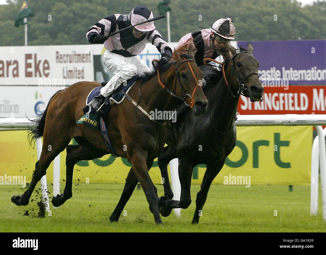 Juniper Girl, cavalcata da Luke Morris (a destra), vince la Northumberland Plate di John Smith all'ippodromo di Newcastle. Foto Stock