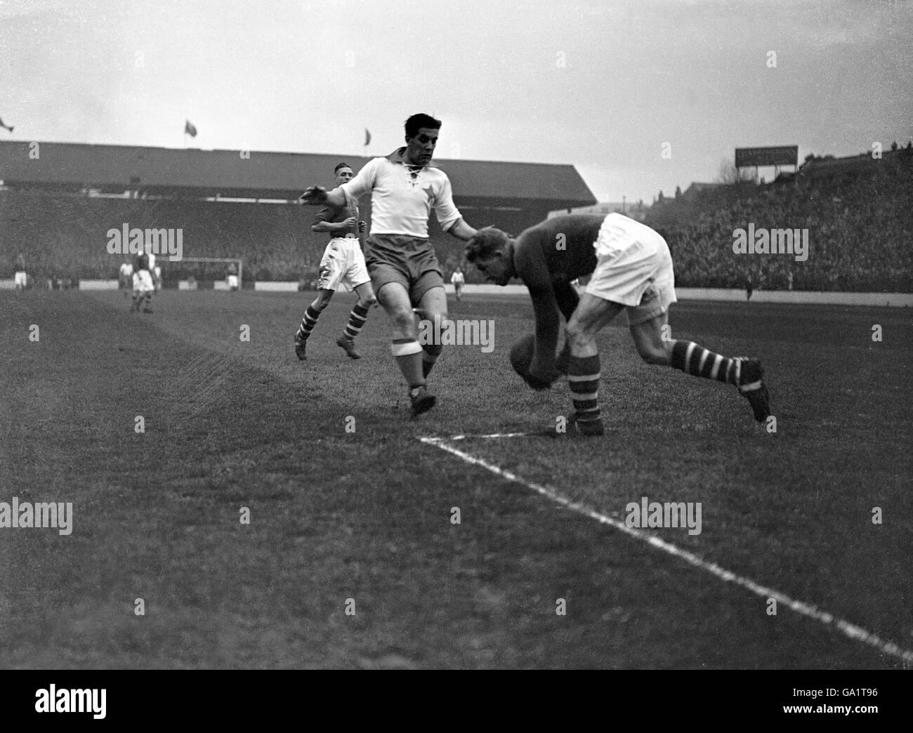 Il portiere atletico di Charlton Sam Bartram (r) raccoglie la palla sotto Pressione da Gunnar Nordahl di Norrkoping (l) Foto Stock