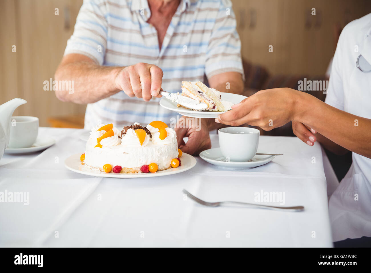 Infermiere felice di servire un dessert al suo paziente Foto Stock