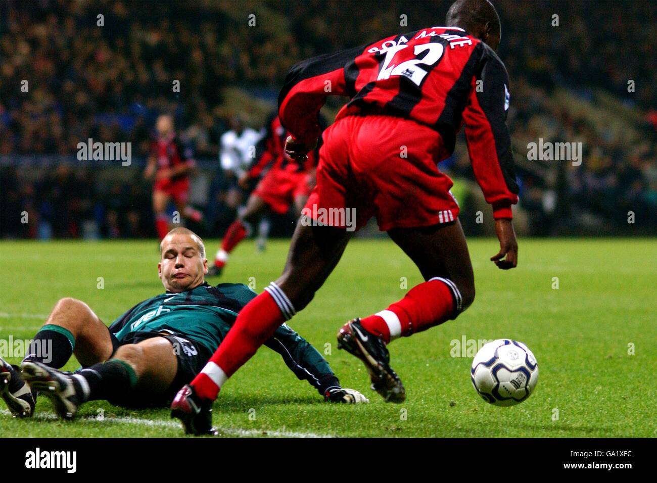 Calcio - fa Barclaycard Premiership - Bolton Wanderers / Fulham. Luis Boa morte di Fulham fa il giro del portiere di Bolton Wanderers Jussi Jaaskelainen, ma non riesce a colpire il bersaglio Foto Stock