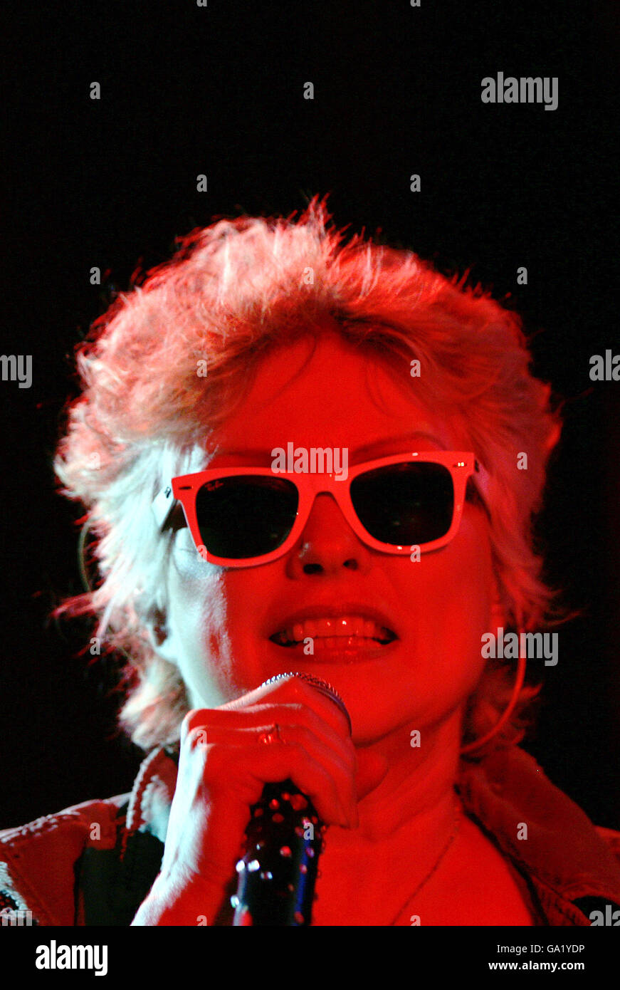 Debbie Harry of Blondie si esibisce sul palco dell'Hammersmith Apollo, nella zona ovest di Londra. Foto Stock
