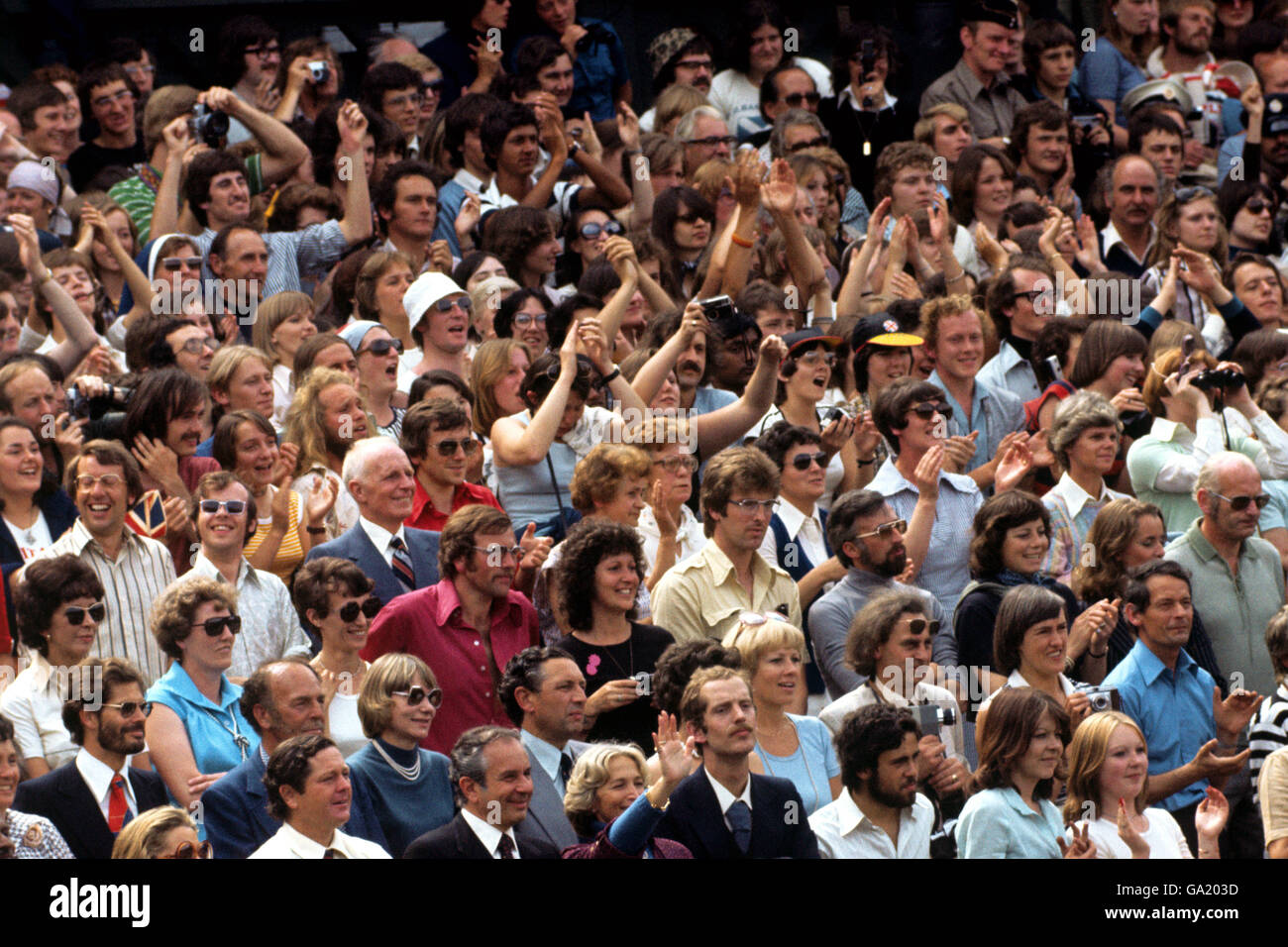 Tennis - Wimbledon - Virginia Wade / Betty Stove. Una sezione della folla entusiasta sul Centre Court mentre la Virginia Wade britannica ha vinto il campionato femminile di Wimbledon. Foto Stock