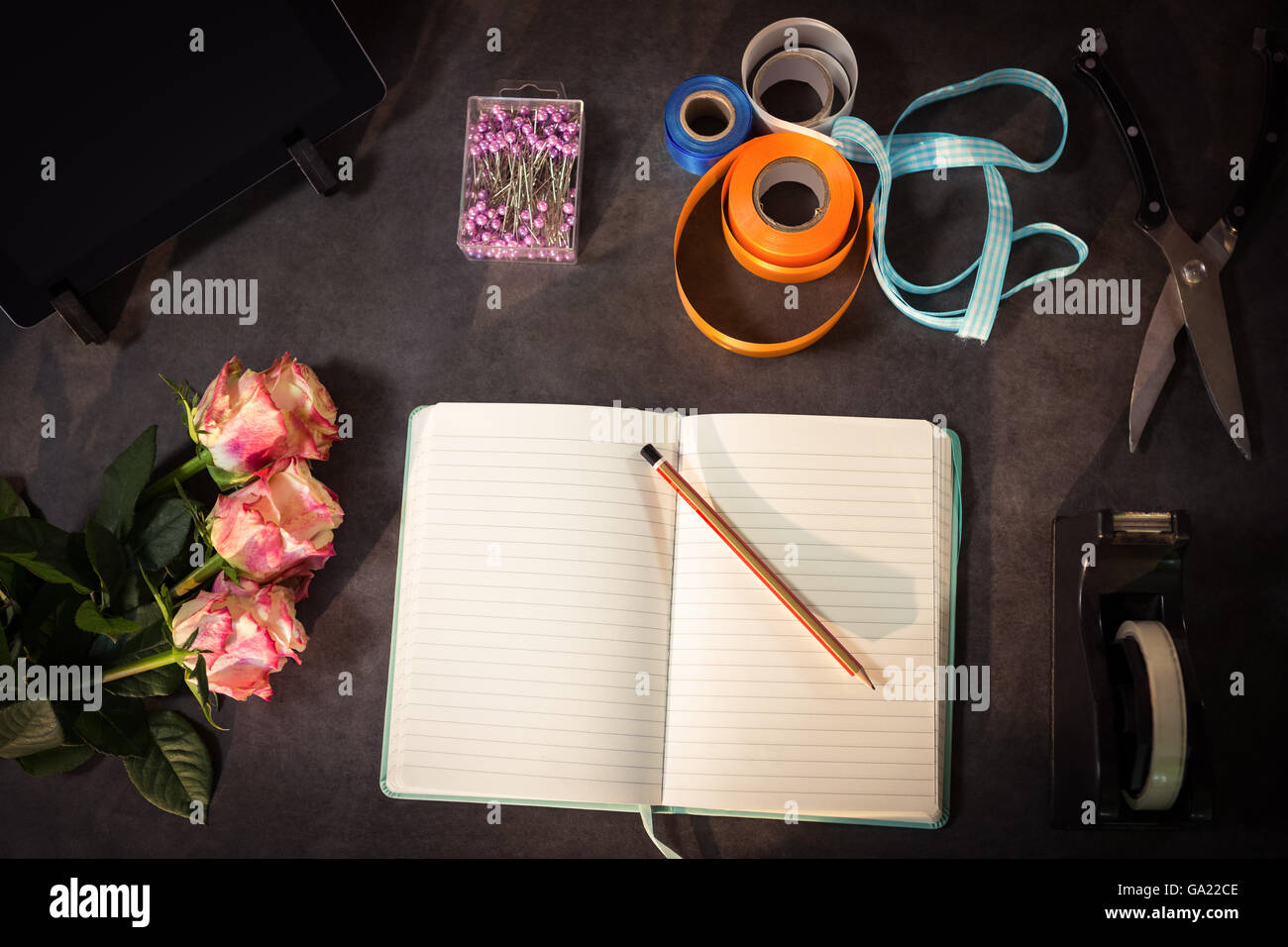 Aprire il diario e il fioraio accessori sul tavolo Foto Stock