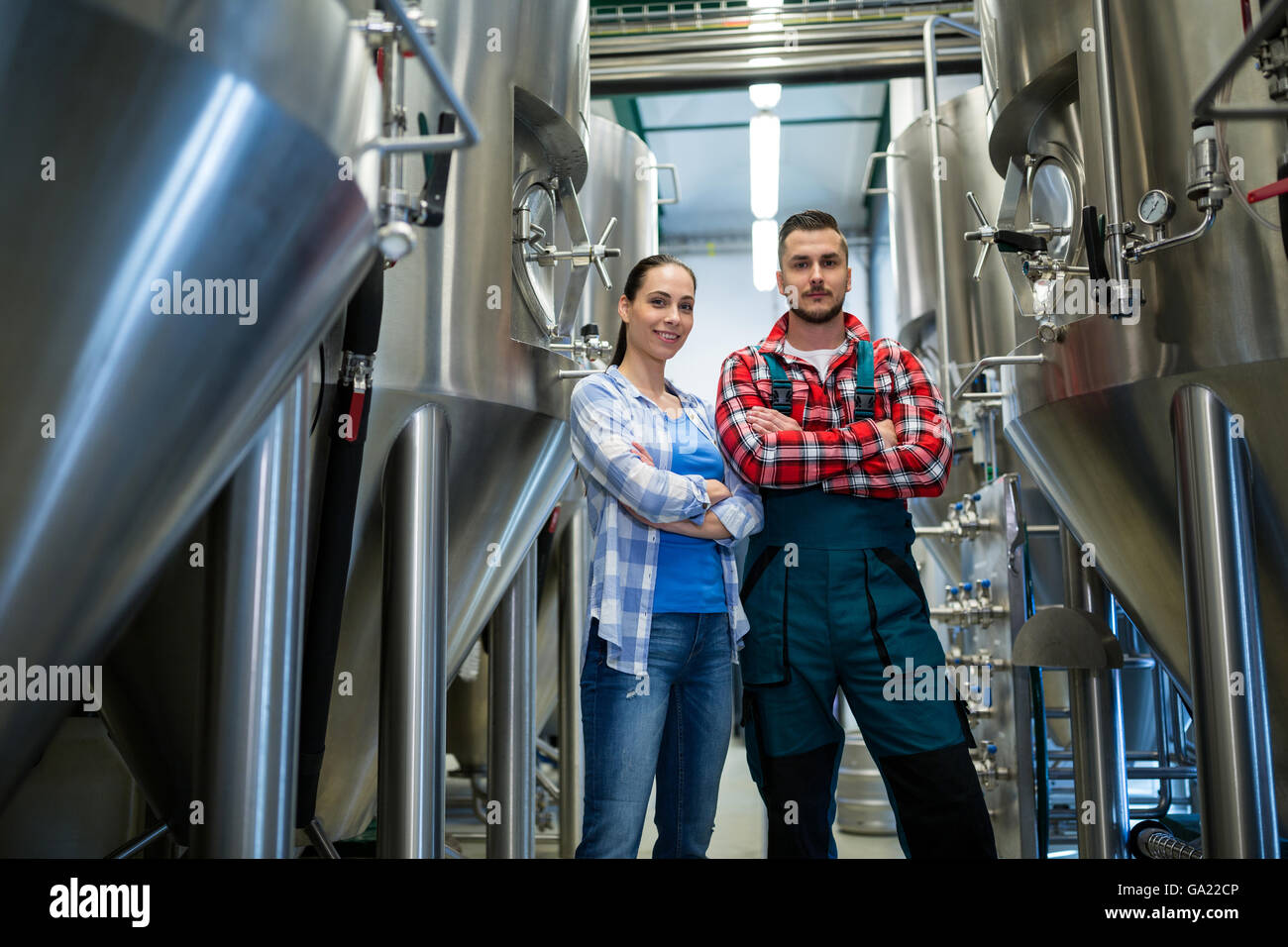 Produttori di birra in piedi presso la fabbrica di birra Foto Stock