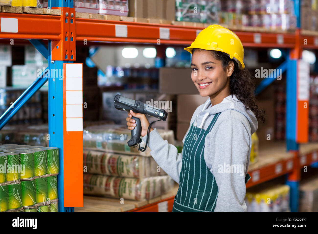Femmina Operaio di magazzino utilizzando apparecchiature digitali Foto Stock
