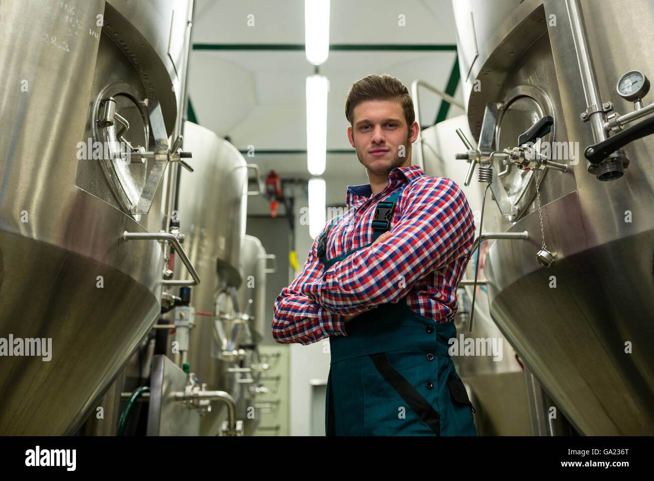 Il birraio e con le braccia incrociate alla birreria Foto Stock