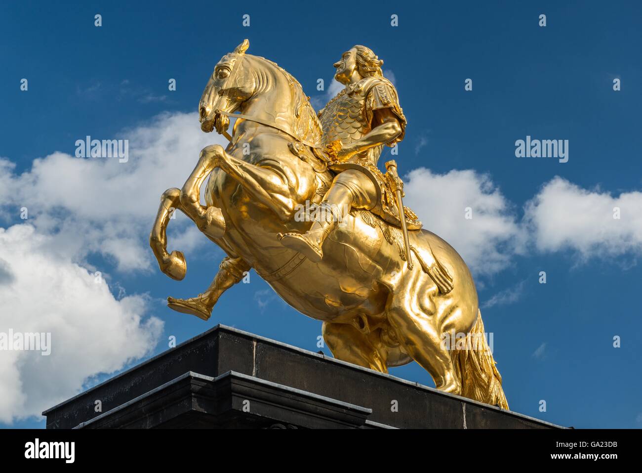 Statua equestre di una golden rider ("Goldener Reiter') a Dresda, in Germania. Esso mostra il re Augusto II il Forte. Realizzato da Ludwi Foto Stock