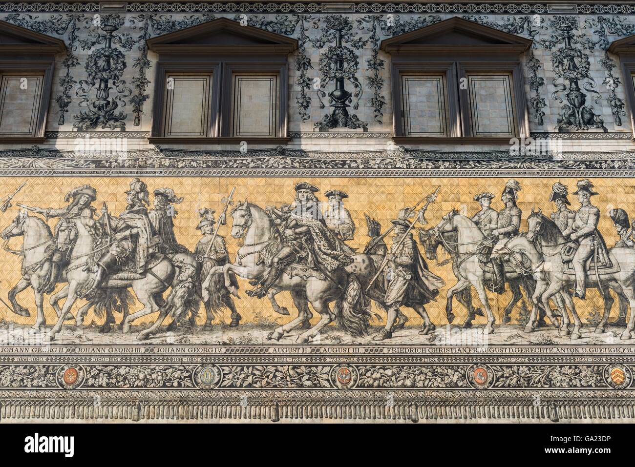 La famosa Processione dei Principi (tedesco: Fürstenzug) a Dresda, in Germania, è un grande murale di una processione montato del righello Foto Stock