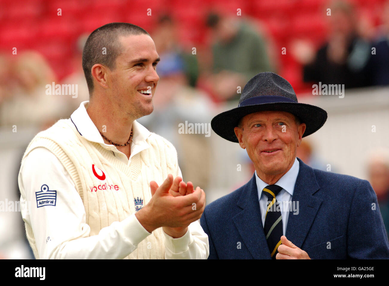 Cricket - npower Fourth Test - Inghilterra / West Indies - Day Five - Riverside. Kevin Pietersen in Inghilterra ed ex cricketer Geoff Boicott in Inghilterra. Foto Stock