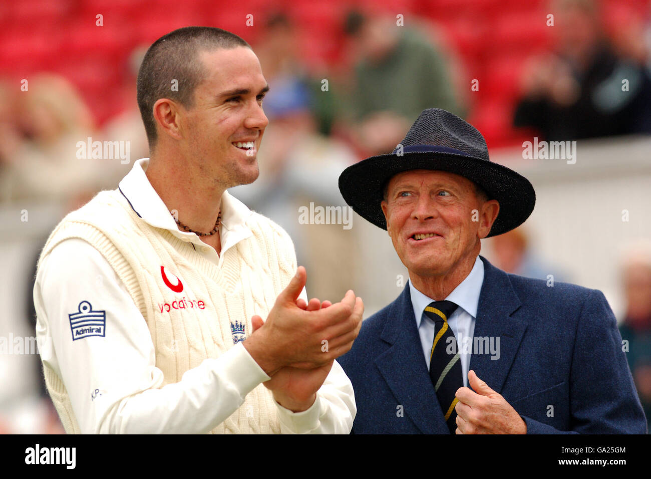 Inglese Kevin Pietersen e l'ex cricket inglese Geoff Boycott. Foto Stock